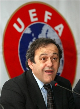  بلاتيني :" حتى مورينهو ما كان ليحل مشاكل فرنسا في مونديال 2010 ".   Michel_platini_mene_le_jeu_par_petites_touches_a_l_uefa_resize_crop320par2201