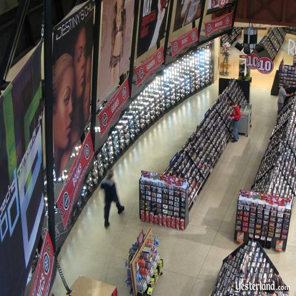 [Disney Springs] Fermeture du Virgin Megastore Megastore_lookingdown