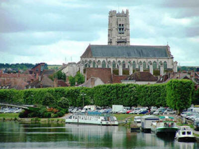  mon tour, voici quelques photos de ma tite ville... - Page 3 Auxerre_SaintPierre