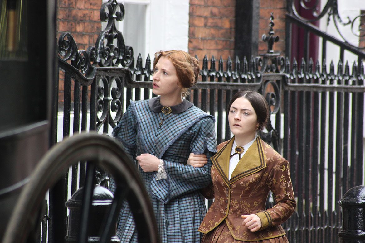 To walk invisible, un biopic des soeurs Brontë pour la BBC - Page 3 Bronte-filming-micklegate-york-3-1170x780