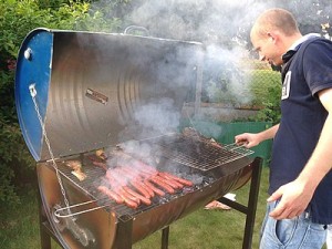 [ARCHIVES 001] : Ici, on papote à la terrasse ou autour d'un feu (30-04-2018 - 15-10-2018) - Page 9 Faire-un-barbecue-avec-un-fut-Une-300x225