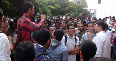 مظاهرة بجامعة المنصورة بعد دهس الطلاب بسيارة عميد البيطرى والآداب  110201115164424