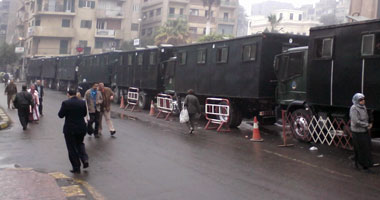 أحاطت 12 سيارة أمن مصفحة ديوان وزارة التربية والتعليم بوسط القاهرة تحسباً لتجدد مظاهرات S1201117142112