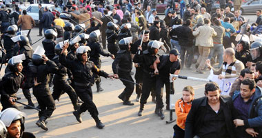 الثانية ظهر يوم 26/1/2011 تجدد الاشتباكات بميدان التحرير مع تزايد أعداد المتظاهرين S1201125181628