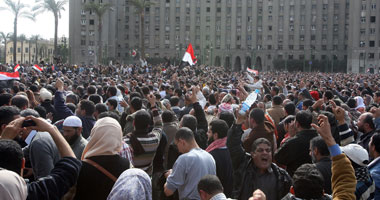 شاب وفتاة يعقدان قرانهما وسط المتظاهرين بميدان التحرير (فيديو) S22011415411