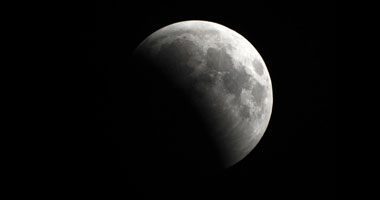 معهد الفلك: خسوف القمر الكلى اليوم ظاهرة نادرة S6201115152616