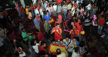 المصريون يحتفلون مع الجالية الإسبانية بفوز منتخب بلادهم  S720101243126