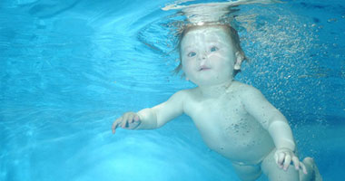 بالصور..الرضع يتعلمون السباحة فى لندن S720101316153