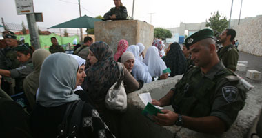 تقرير مصور // جنود الاحتلال تمنع المصلين فى اول جمعة من رمضان  فى المسجد الاقصى  Smal8201159300