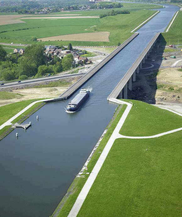 من حول العالم..!! Belgium.-Pont-du-Sart-is-a-navigable-aqueduct