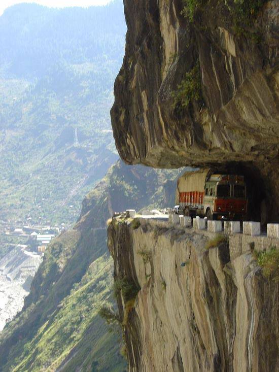 من حول العالم..!! Karakoram-Highway-Pakistan