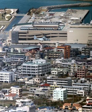 Despliegan seis aviones Osprey en Okinawa pese a protesta social Ospreyvuelocasas-300x366