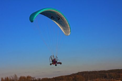 تفسير حلم رؤية الطيران والركوب والقفز والوثب في المنام لابن سيرين Hang-glider-273246_640-465x310