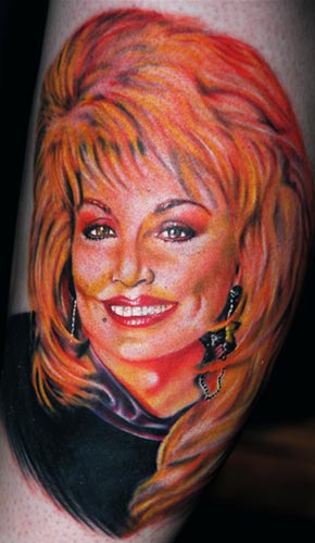 Les tatouages moches (et indélébiles...) Dolly_parton_tattoo_M