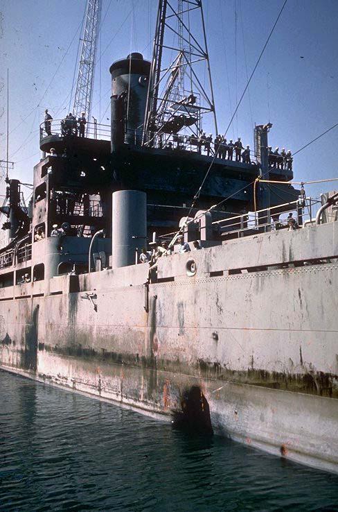 بالصور النادرة إسرائيل تدمر سفينة التجسس ليبرتي عندما كانت تحوم في المياة الدولية أمام بورسعيد 1967 876312631