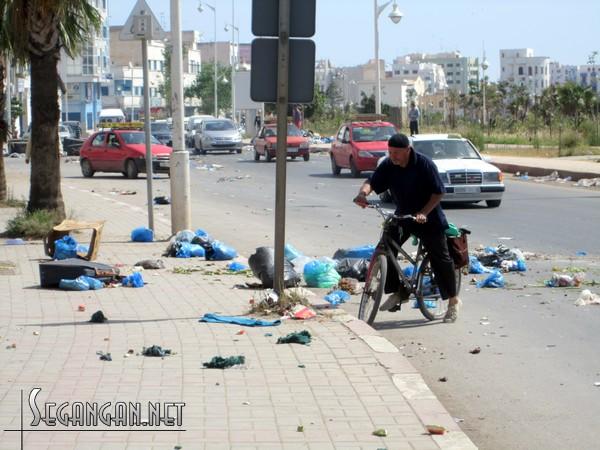 ملفات و تحقيقات : بالصــور : شركة فيوليا للنفايات تغرق مدينة الناظور في الأزبال و صحة المواطنين مهددة بسبب هذه الكارثة البيئية 517352219