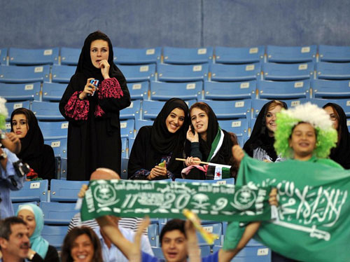 شوفوا المشجعات السعوديات في استاد الملك فهد في مباراة الارجنتين  372050849