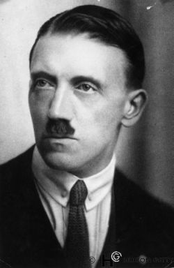 Les moustachistes Hitler23