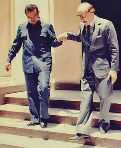 صورة نادرة لموسيقار الأجيال محمد عبد الوهاب مع الرئيس السابق حسني مبارك.... 901346985