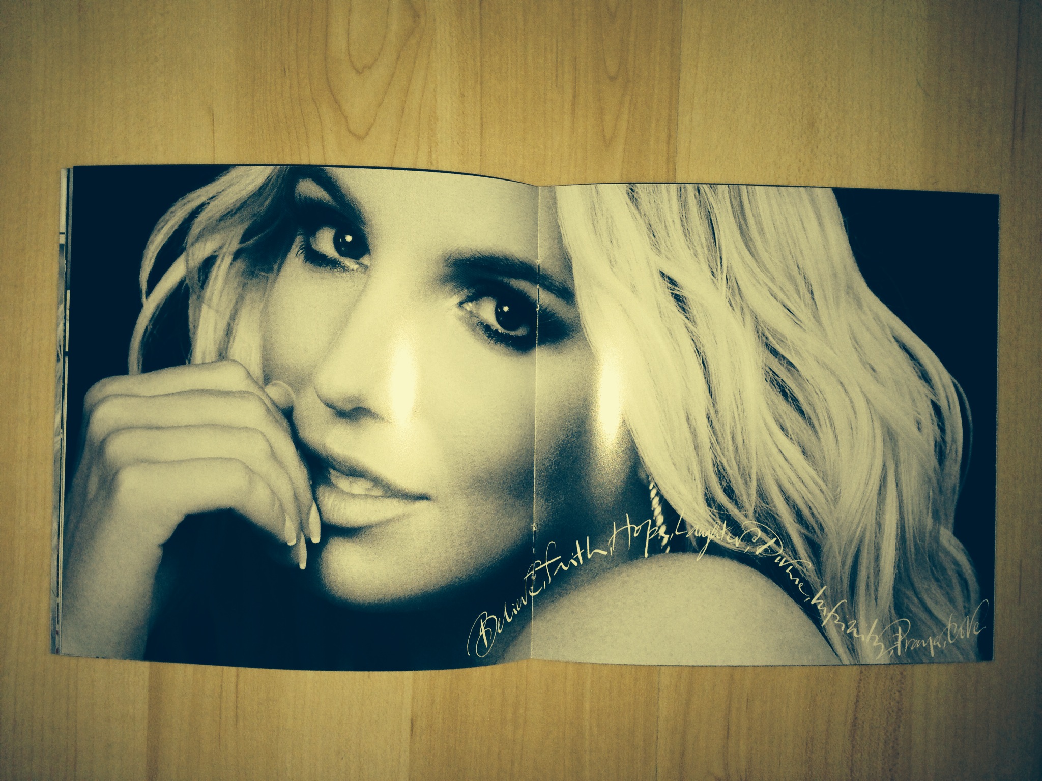 Album >> 'Britney Jean' (STREAM en iTunes) [8] - Página 20 Jgh697fihnt