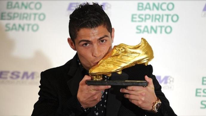 كريستيانو رونالدو يتسلم جائزة الحذاء الذهبي 560263946
