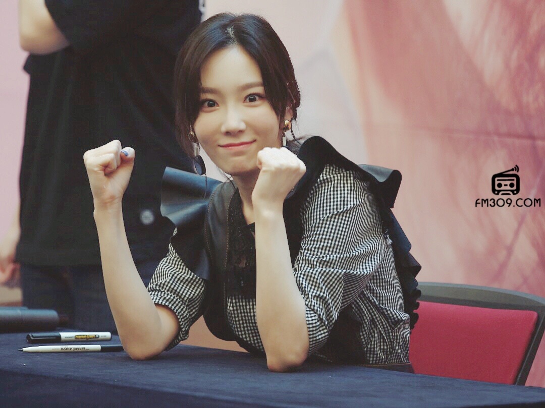 [PIC][16-04-2017]TaeYeon tham dự buổi Fansign cho “MY VOICE DELUXE EDITION” tại AK PLAZA vào chiều nay  - Page 2 E5850572gy1feopv1zpcij20u00mhgt7