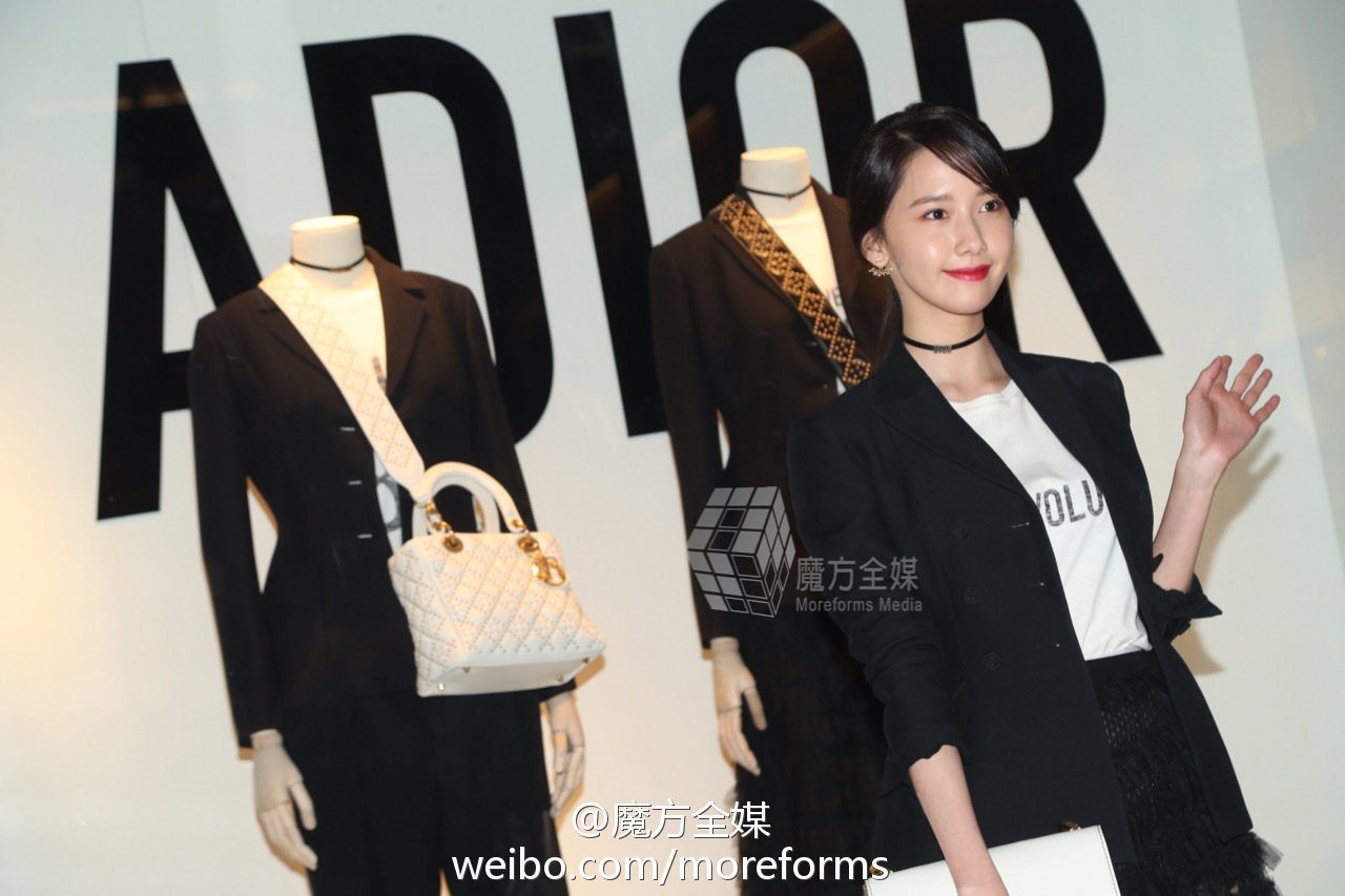 [PIC][28-02-2017] YoonA khởi hành đi Hồng Kông để tham dự sự kiện “DIOR 17S/S Landmark Pop Up Store” vào sáng nay - Page 3 67331a6bgy1fd6esqfrw2j20zk0npgpb