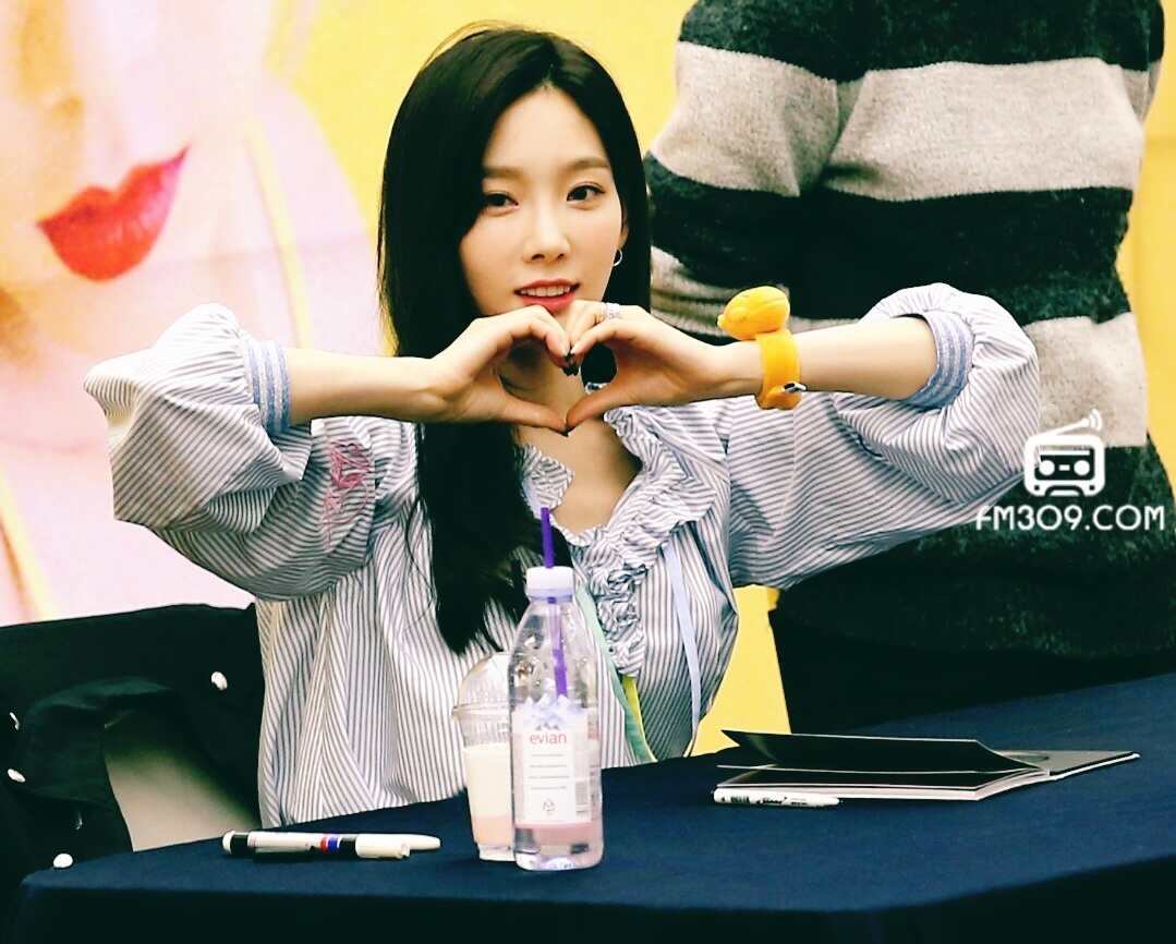 [PIC][17-03-2017]TaeYeon tham dự buổi Fansign cho "MY VOICE" tại COEX MALL Live Plaza vào tối nay - Page 4 E5850572gy1fdq7euofdmj20tz0o247c