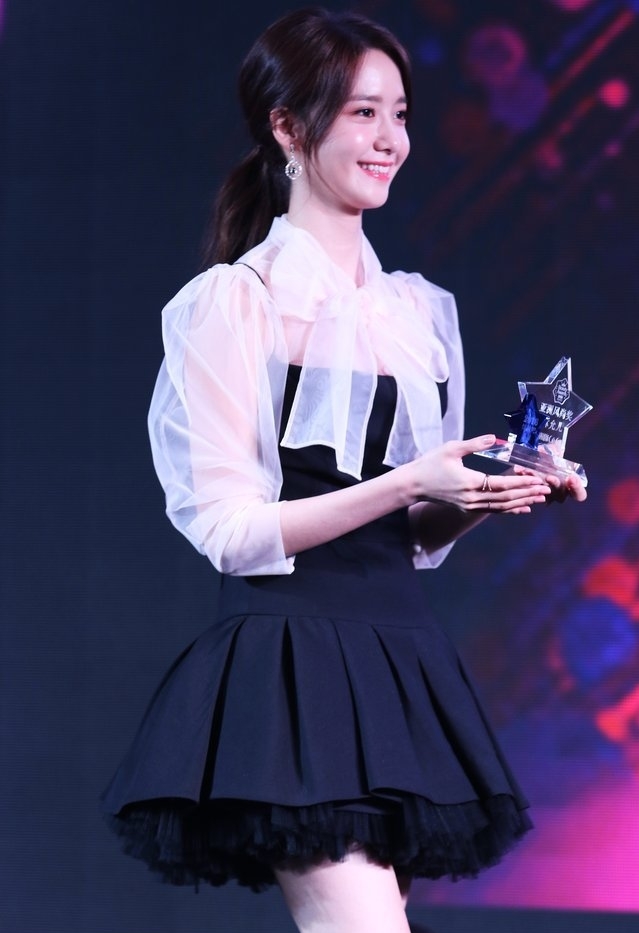 [PIC][13/14-12-2016]YoonA khởi hành đi Thượng Hải - Trung Quốc để tham dự sự kiện "2016 CeCi 美丽盛典/Beauty Awards" vào sáng nay - Page 3 989e5c55ly1fardnq5wmej20hr0pxq7v0