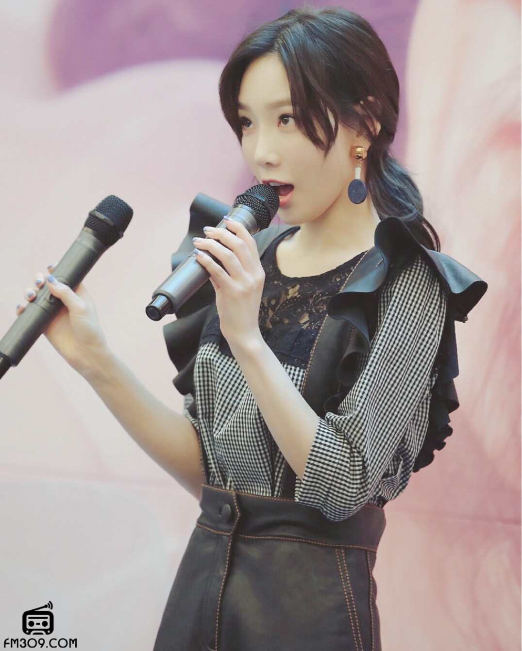 [PIC][16-04-2017]TaeYeon tham dự buổi Fansign cho “MY VOICE DELUXE EDITION” tại AK PLAZA vào chiều nay  - Page 2 E5850572gy1feopv8h209j20tv11a48u