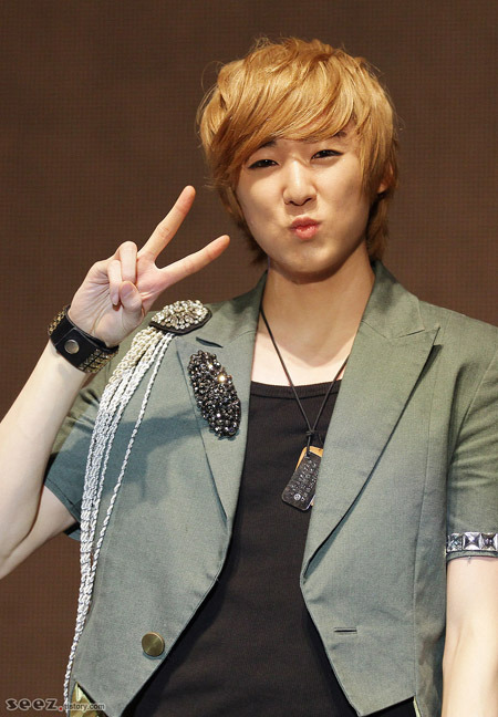 [10/8/18][pics]Kevin @ War Youth Concert W216128081