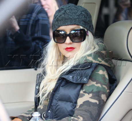 [Fotos+Video] Xtina y Matt almuerzan juntos (Diciembre 31) Caguileraivys123110_02