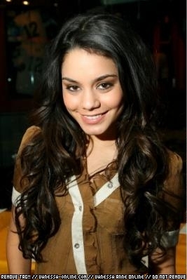  Vanessa Anne Hudgens Z33577969