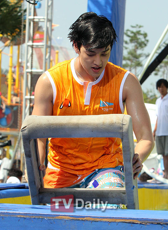 [8/7/10] [pics]Eli @ Dream Team Season 2 W214950504