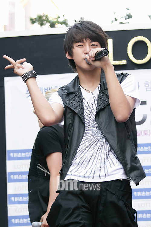 [1/7/2010][pics]Dongho @ Busan Lotte Mall Event W214030229