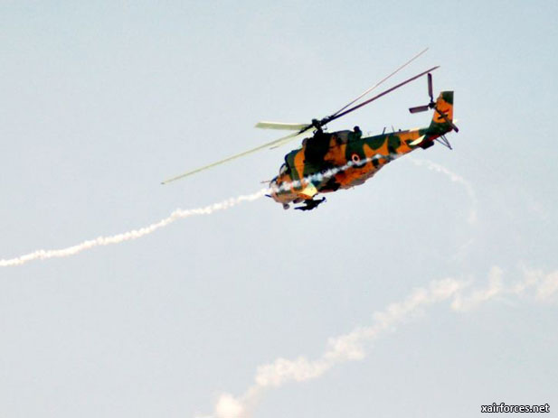 صورة للمروحية مي25 تقوم بضرب مشط صواريخ  Syrian_Mi-24-Hind-Attack-Helicopter_051212