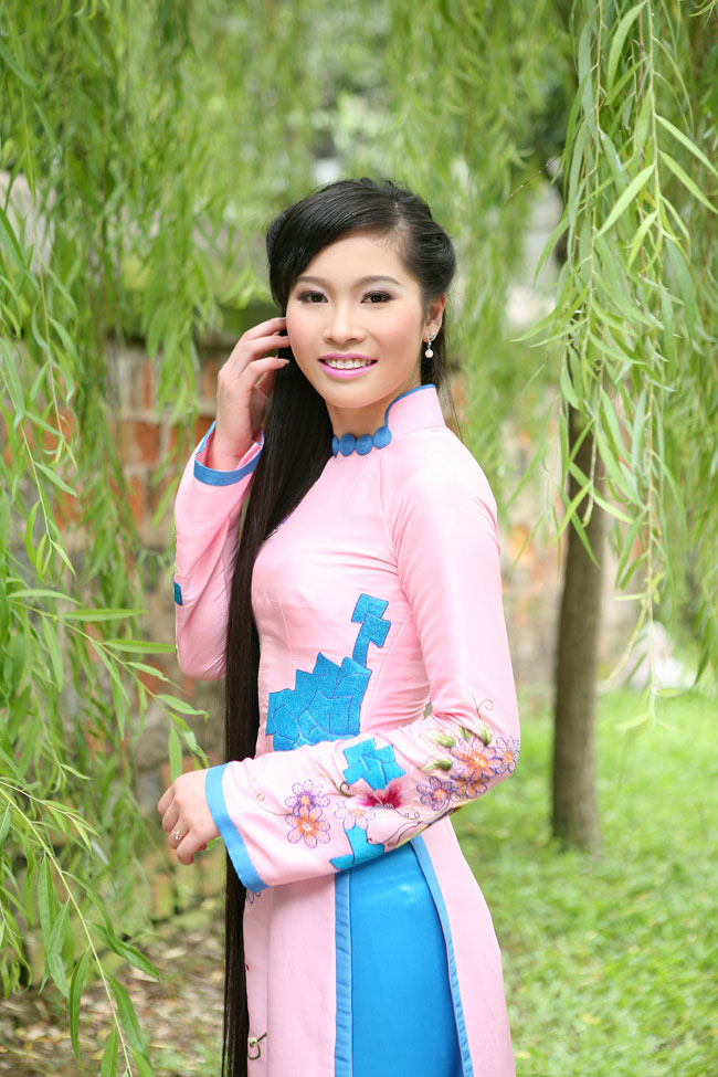 Ngắm nhan sắc có mái tóc dài kỷ lục tại cuộc thi HHTG người Việt 1280841324-nguyen-thu-trang--9-