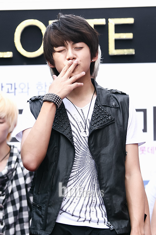 [1/7/2010][pics]Dongho @ Busan Lotte Mall Event W214030225