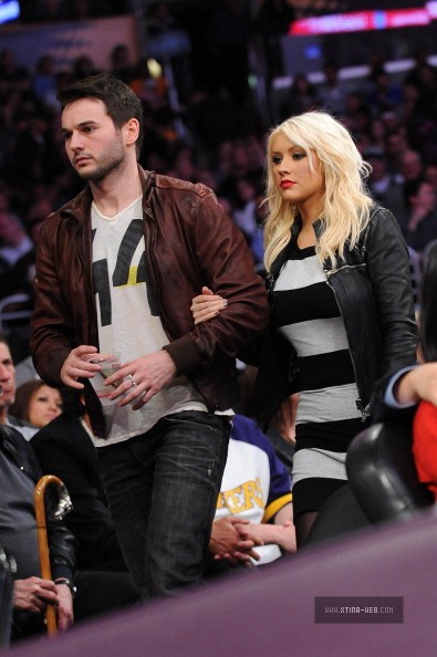 [Fotos] Christina Aguilera, Christina Millian y Matt Rutler en el Partido de los Lakers (29/Mar/12) 04