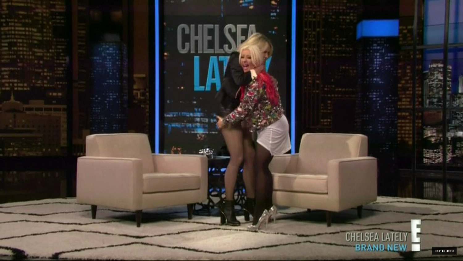 [Video+Foto] Christina Aguilera en el show Chelsea Lately [18/10/12] - Página 2 11