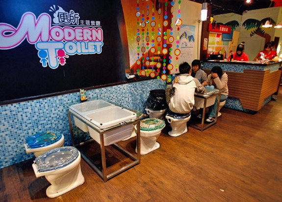 Themed Resto. 1st : VAMPIRE CAFE: A GOTH RESTAURANT TOKYO. Taiwanese-modern-toilet-04