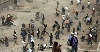 اشتباكات بين مؤيدى مبارك ومتظاهرى التحرير  1220114141350