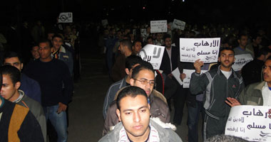 مظاهرات بجامعة الأزهر للتنديد بحادث "القديسين" S120113213337