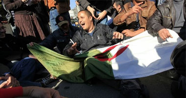 اشتباكات واعتقالات بمظاهرات ضد النظام فى الجزائر S2201112123449