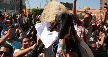خفه دم المصريين // متظاهرون يحملون "خروف" ويطالبون بإعدام "العادلى" فى ميدان التحرير S2201118172144