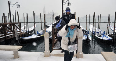 الثلوج تحاصر مئات السائقين فى إيطاليا وتجبرهم على البيات فى العراء  Smal1220101814449