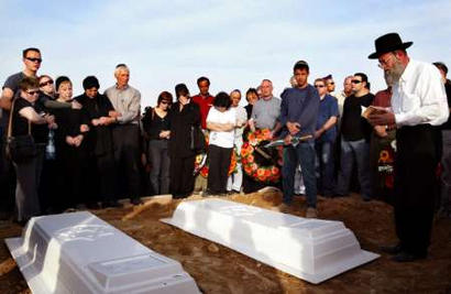 ساهم ببقاء اسرائيل Funeral%20couple%20who%20left%20behind%20toddler