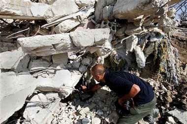 A partial view of the debris from several houses after Israeli missiles and bombs 20060803_14