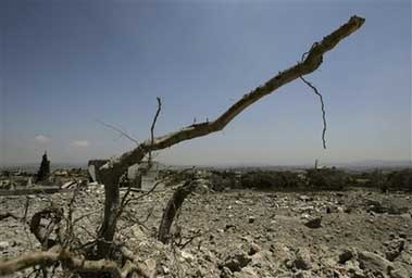 A partial view of the debris from several houses after Israeli missiles and bombs 20060803_15