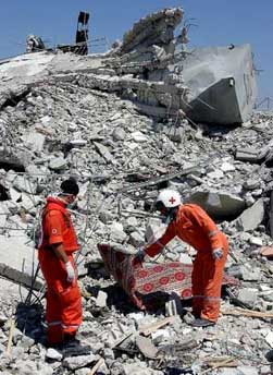 A partial view of the debris from several houses after Israeli missiles and bombs 20060803_20